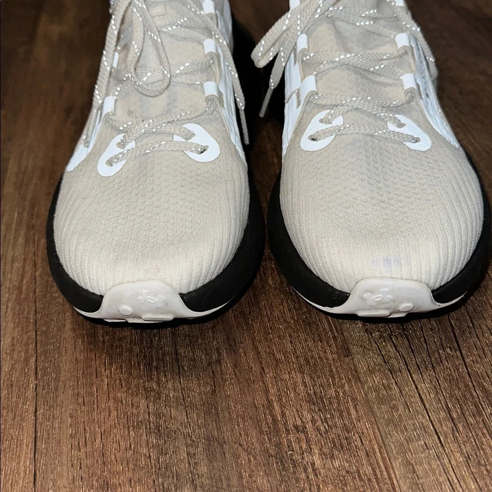Under Armour HOVR Phantom 3 SE‎ Woman's Size 8.5 White and Black EEUC
